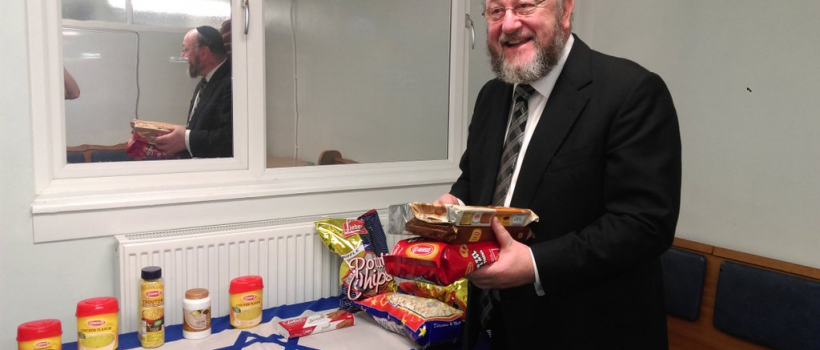 Chief Rabbi Mirvis donates Israeli products