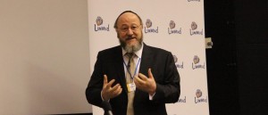 Chief Rabbi Mirvis takes to the podium at the Limmud annual conference to teach about the guiding influence of Torah