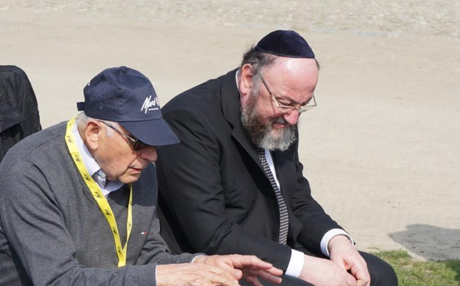 Holocaust survivor Chaim Olmer recounts his experience to the Chief Rabbi